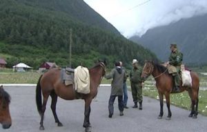 Прогимназ «Интеллект»-ы 3-æм къласы ахуырдзау Лацойты Давид ахуыр кæны ирон музыкалон инструментты истории