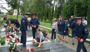 Cотрудники УФСИН в преддверии Дня памяти и скорби возложили цветы на Аллее Славы