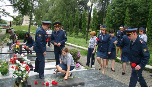 Cотрудники УФСИН в преддверии Дня памяти и скорби возложили цветы на Аллее Славы