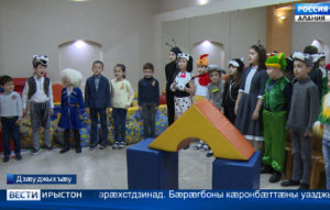 Ирон æвзаджы боны кадæн студи «Фæндиаджы» ахургæнджытæ æмæ ахуырдзаутæ бацæттæ кодтой расугъд бæрæгбон