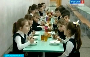 Райсомы хæрдæн ныртæккæ скъоладзауты фидын хъæуы æхца. Нырмæ та райдайæн кълæсты ахуырдзаутæ хъарм хæринаг истой лæвар