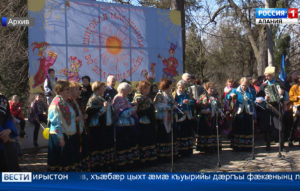 Чырыстон адæмæн райдыдта урсы къуыри, æмæ нысан кæны зымæгæн фæндараст, уалдзæгæн та – æгасцæуай зæгъын