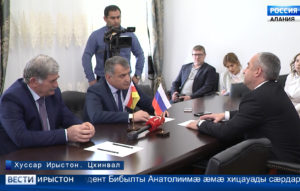 Цæгат Ирыстоны делегаци, йæ сæргъы Хицауады Сæрдар Тускъаты Таймураз, афтæмæй, кусæг балцы уыд Хуссар Ирыстоны