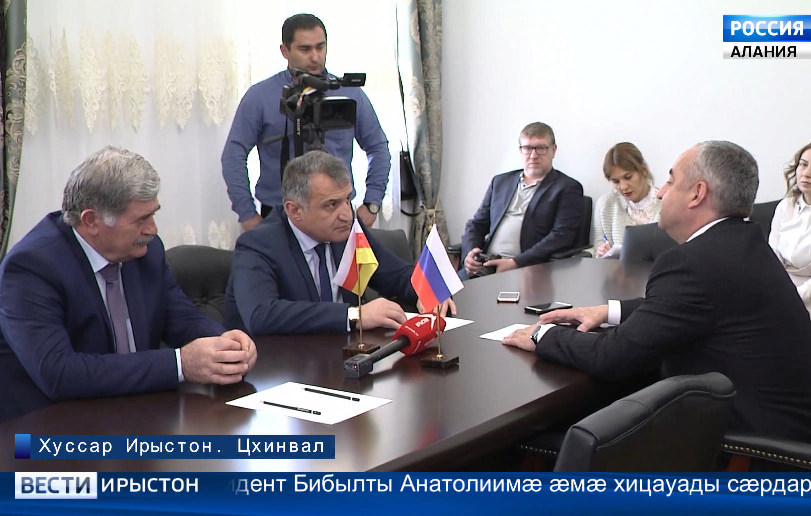 Цæгат Ирыстоны делегаци, йæ сæргъы Хицауады Сæрдар Тускъаты Таймураз, афтæмæй, кусæг балцы уыд Хуссар Ирыстоны