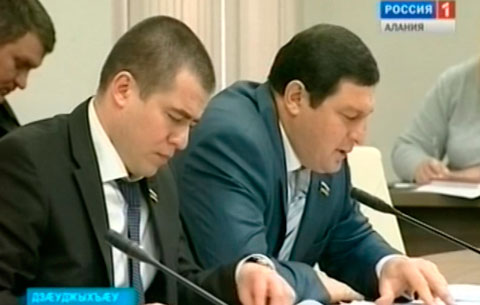 Депутаттæ рахæцыдысты Парламенты сæрдары хъæппæрисы фарс. Уымæй уæлдай ма депутаттæ æркастысты 30 фарстамæ