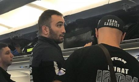 Пассажиры самолета Москва-Владикавказ устроили овации Мурату Гассиеву