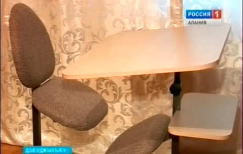 Ортопедон партæ скъолаты. Ацы хъуыды царды рауадзыныл архайынц æрыгон амалхъом адæймаг Дзанайты Зæринæ Дзапарты Артур æмæ Муратимæ