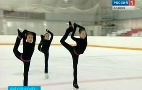 Сочийы дарддæр цæуы 22-æм зымæгон Олимпиадæ. Зæрдиагæй йæм кæсынц Цæгат Ирыстоны æвзонг фигуристтæ дæр