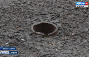 Неизвестные срезали секцию поручней, которые были установлены вдоль дорожки для незрячих около Владикавказского предприятия слепых