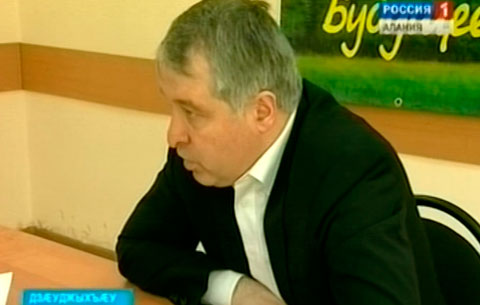Дзæуджыхъæуы администрацийы сæргълæууæг Дзантиаты Сергей фембæлд горæты цæрджытимæ