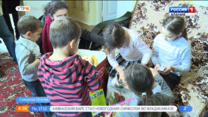 Многодетные малоимущие семьи получили подарки к Новому году