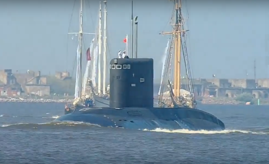 Подводная лодка «Владикавказ» «закрыла» главный военно-морской парад в Санкт-Петербурге
