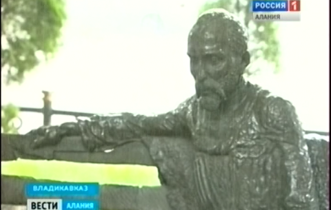 Во Владикавказе продолжаются споры о судьбе памятника Коста Хетагурову на проспекте Мира