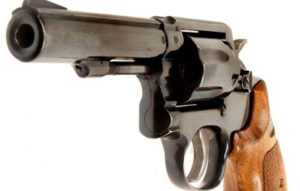 В Северной Осетии полицейский продал коллегам за 60 тысяч рублей револьвер
