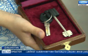 Цæгат Ирыстоны сæргълæууæг Битарты Вячеслав æртæуатон фатерæй дæгъæлтæ радта, Голландийы чи фæмард, уыцы æрыгон сылгоймаг Богъаты Альбинæйы бинонтæн