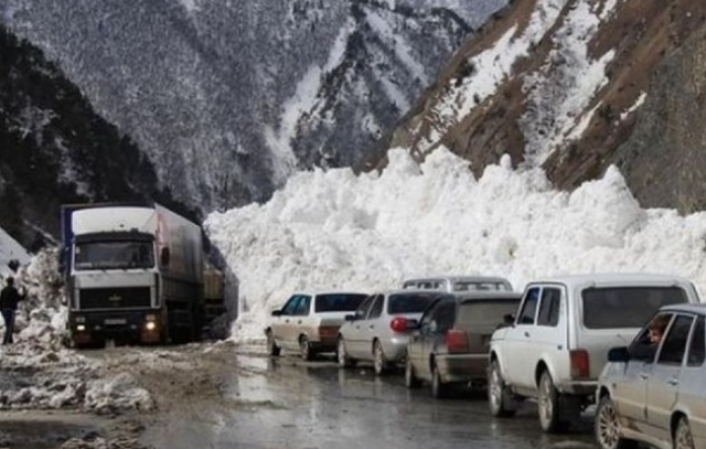 Открытия Военно-Грузинской дороги ожидают около тысячи автомобилей