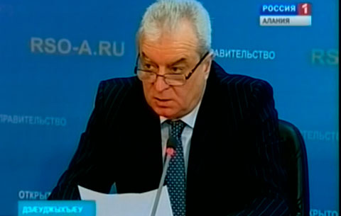 Хадыхъаты Азæмæт абон йæ хъуыдытæ загъта, нæ республикæйы сæргълæууæг Мамсыраты Таймураз отставкæйы цæуы, зæгъгæ, уый тыххæй