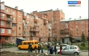 Гагкайы фырты номыл уынджы 7-æм, 9-æм æмæ 11-æм хæдзæртты цæрджытæ горæты администрацийы бар райстой гаражтæ саразынæн, сæ хæдзæртты хсæн цы зæххы гæбаз ис, уыцы ран