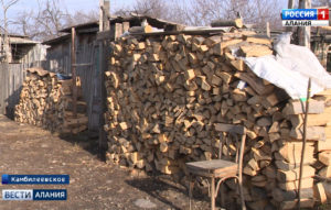 В с. Камбилеевское разгорается спор между беженцами из Грузии, которые 18 лет живут на территории фермерского хозяйства, и его владельцем