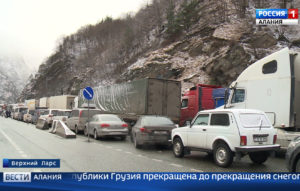 Сотни машин ждут открытия Военно-Грузинской дороги
