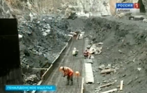 Ремонт дороги, разрушенной ледником Колка, приостановлен на год