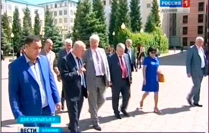 Сенатортæ Арнольд Тулохонов, Сергей Щемлыгин æмæ Тайсауты Хъазыбег бабæрæг кодтой Цæгат Ирыстоны паддзахадон университет