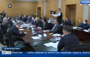 Цæгат Ирыстоны парламенты закъонæвæрынады, закъонад æмæ бынæттон хиуынаффæйады комитеты тымбыл стъолы куыст дæр райдыдта, минут æдзæмæй алæугæйæ