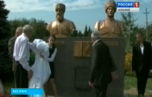 В Беслане установлен памятник просветителям Гахе Гутиеву и Борису Фриеву