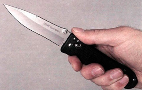 Сотрудники полиции разыскивают двух владикавказцев, которые подозреваются в нанесении колото-резаного ранения горожанину