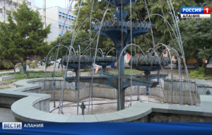 Специалистам приходится ежедневно чистить городские фонтаны от бытового мусора