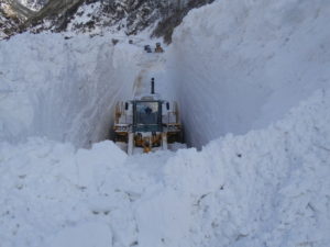 Транскам продолжают расчищать от снега, дорога закрыта