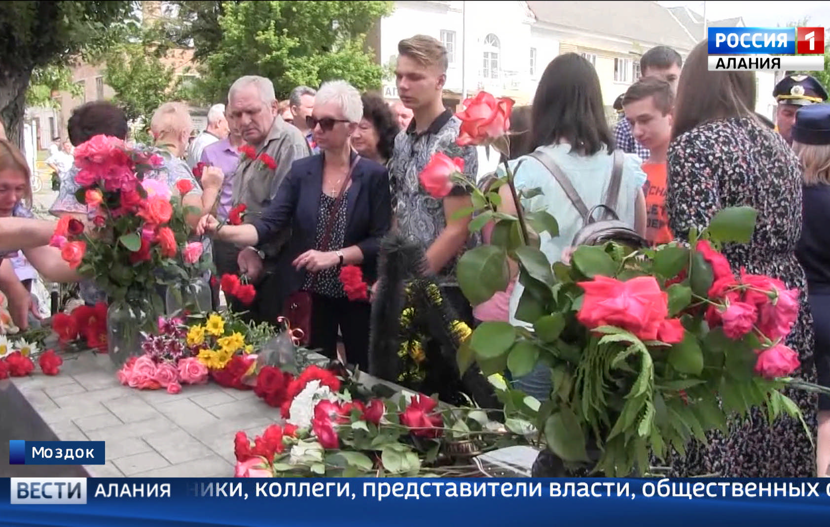 ГТРК «Алания» | В Моздоке почтили память жертв теракта, произошедшего 5  июня 2003 года