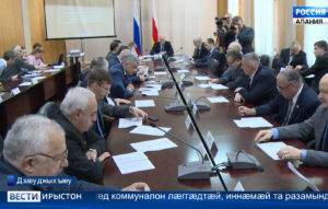 Депутаттæ, æхсæнадон архайджытæ æмæ коммуналон къабазы кусджытæ абон сæмбырд сты, æмæ æрныхас кодтой разамынддæттæг компаниты æмæ бирæфатерон хæдзæртты хицæутты