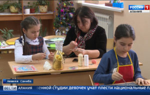 В творческом кружке школы Нижней Санибы дети учатся плести национальные платки