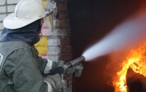 Пожарные спасли мужчину из горящей пристройки в с/т «Терек»