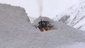 Восьмиметровая лавина полностью перекрыла дорожное полотно на участке Транскама