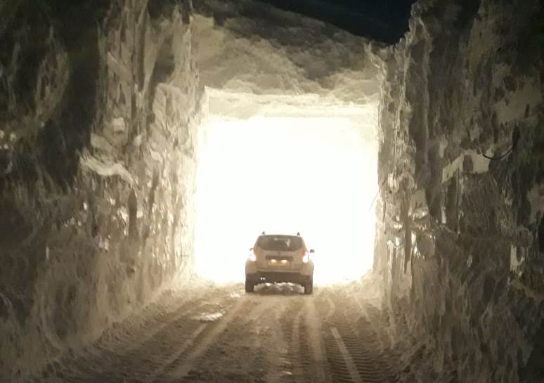 Дорожники расчистили «пионерку» в пятиметровой лавине на Транскаме