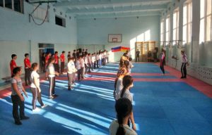 Чемпионы России по тхэквондо Анисия Челохсаева и Георгий Гурциев провели зарядку для учащихся 40-й школы Владикавказа