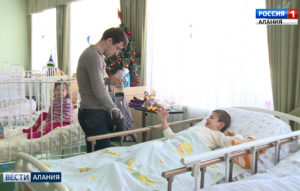 Представители благотворительного фонда «Быть добру» раздали новогодние подарки своим подопечным