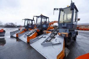 Улицы Владикавказа обработали антигололедным реагентом