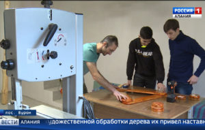 Житель Бурона Марат Илаев учит подростков искусству художественной обработки дерева