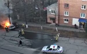 На улице Маркова во Владикавказе тушат загоревшийся автомобиль