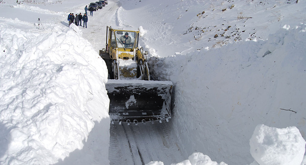 Дорожники расчищают «пионерку» на Транскаме, чтобы дать возможность специалистам завтра провести обстрел лавинных очагов