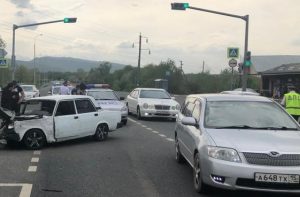 При столкновении рейсового автобуса и легковушки на трассе Владикавказ-Алагир пострадали 9 человек