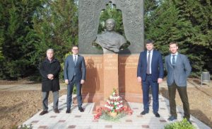 Делегация СОГУ возложила цветы к памятнику легендарного разведчика Хаджи-Умара Мамсурова в Испании