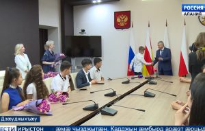 Уæрæсейы бон ма Цæгат Ирыстоны сæргълæууæг Битарты Вячеслав паспорттæ радта республикæйы алы районтæй лæппутæн æмæ чызджытæн