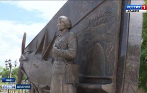 В Фарне открыли памятник легендарной летчице Илите Дауровой