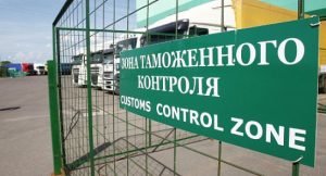 Таможенники обнаружили мужчину без документов в грузовом отсеке фуры, пересекавшей КПП «Верхний Ларс»