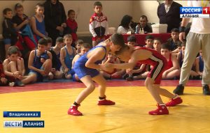 Более 100 юных спортсменов приняли участие в турнире по вольной борьбе во Владикавказе