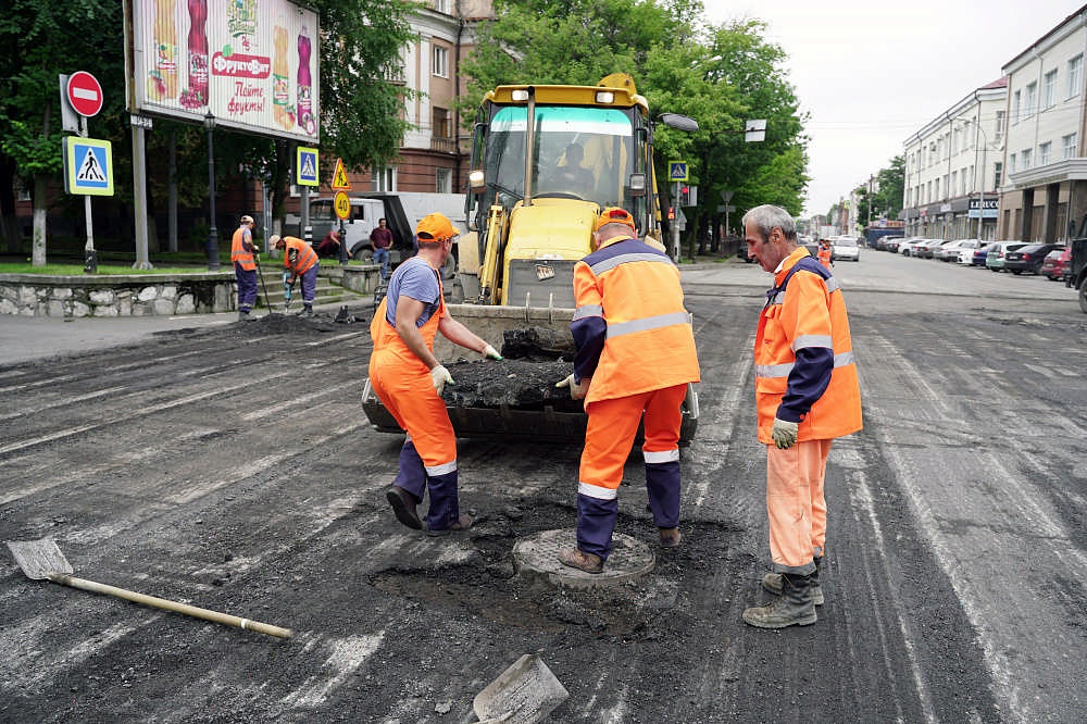 Ремонт во владикавказе. В метре от асфальтового полотна. Ремонт дорог Владикавказ. Как делает асфальт во Владикавказе городе.